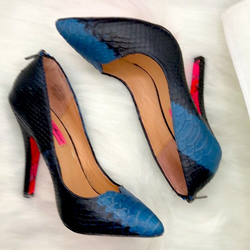 ✨HP✨BETSEY JOHNSON Taylor Taylr Stiletto Pump Snakeskin Black/Blue Leather 7.5